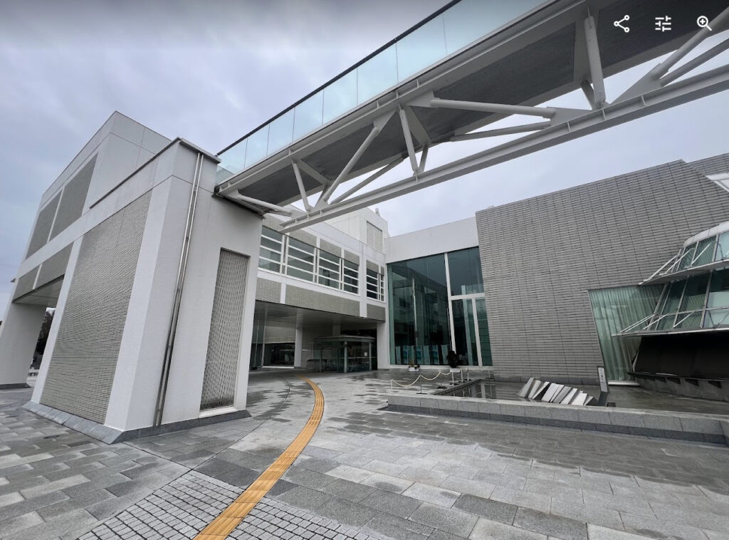 保護中: 岐阜県図書館の敷地内