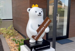 スタジオ設立記念しろくまのオブジェを贈呈いただきました